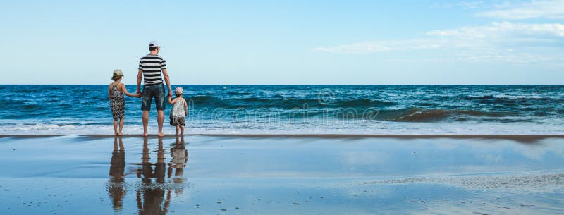 padre y dos hijas que se colocan en la playa imagenes de archivo padre y dos hijas que se colocan en la playa imagenes de archivo