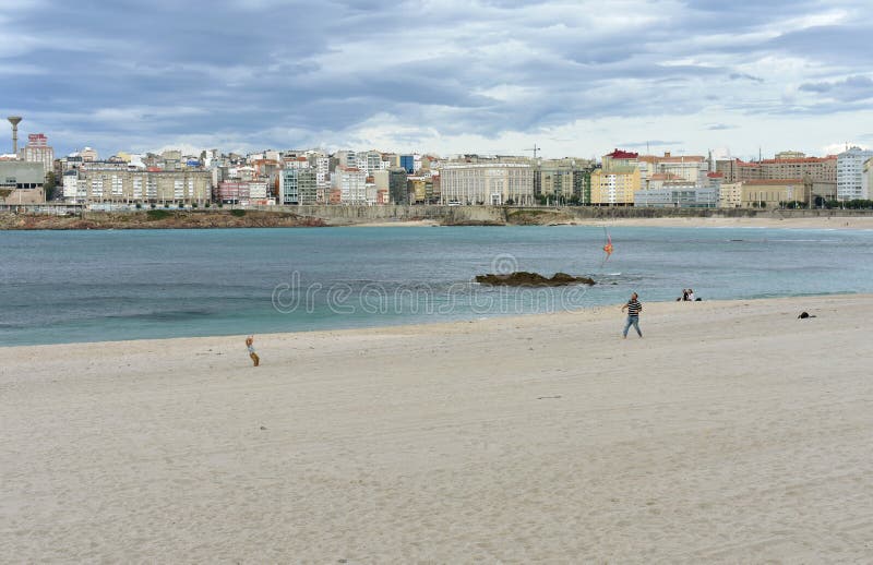 Padre y niña que juegan en la playa de Riazor con una cometa La Coruna, España fotografía de archivo Padre y niña que juegan en la playa de Riazor con una cometa La Coruna, España fotografía de archivo