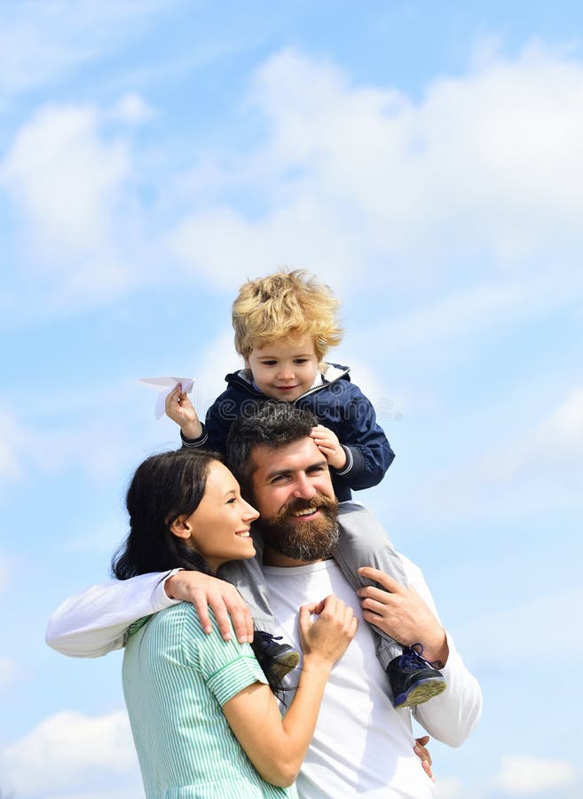 Padre y su muchacho del niño del hijo que juegan al aire libre parenting Padre feliz que da paseo del hijo detrás en el cielo en fotografía de archivo Padre y su muchacho del niño del hijo que juegan al aire libre parenting Padre feliz que da paseo del hijo detrás en el cielo en fotografía de archivo