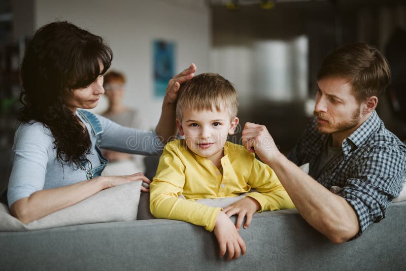 Padres amorosos y un niño imagen de archivo