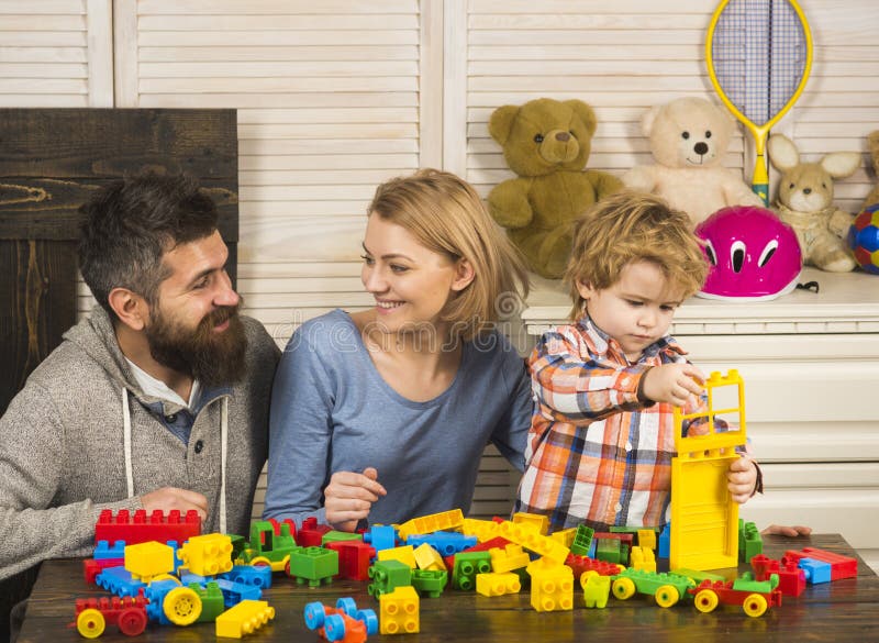 Padres Con Caras Felices Y Niños Hacen Construcciones De Ladrillo Foto de archivo - Imagen de ladrillo, felices: 156649678