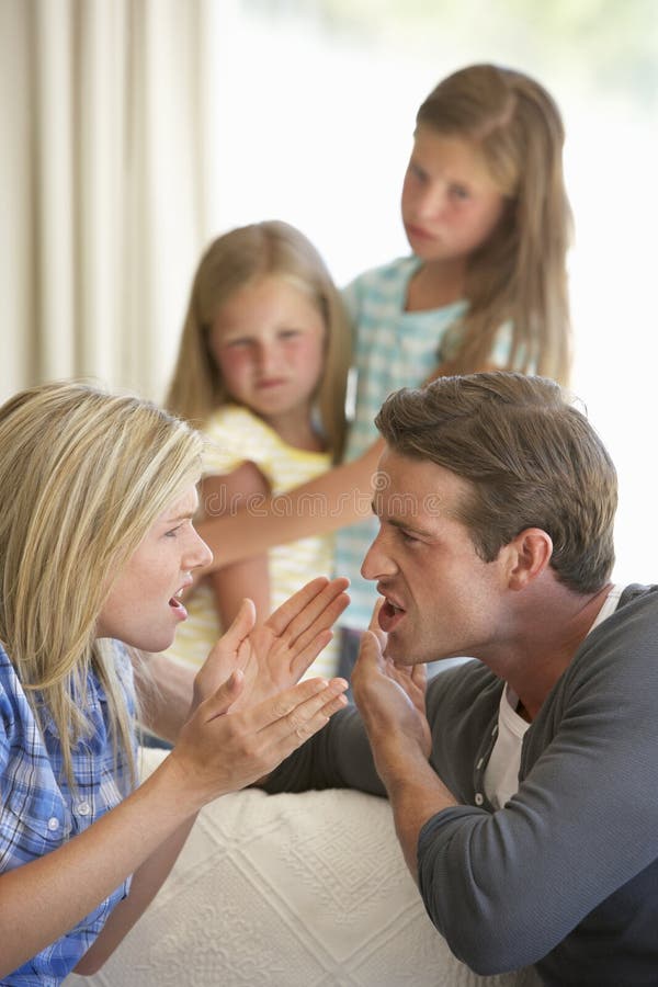 Padres que tienen discusión en casa en Front Of Children foto de archivo libre de regalías Padres que tienen discusión en casa en Front Of Children foto de archivo libre de regalías