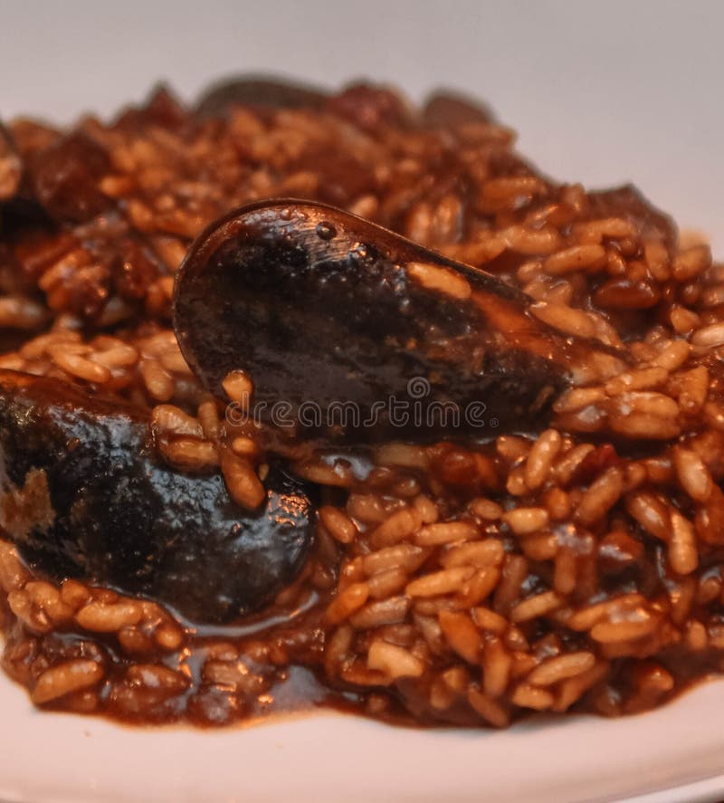 Paelhas clássicas espanholas de arroz e marisco foto de stock royalty free