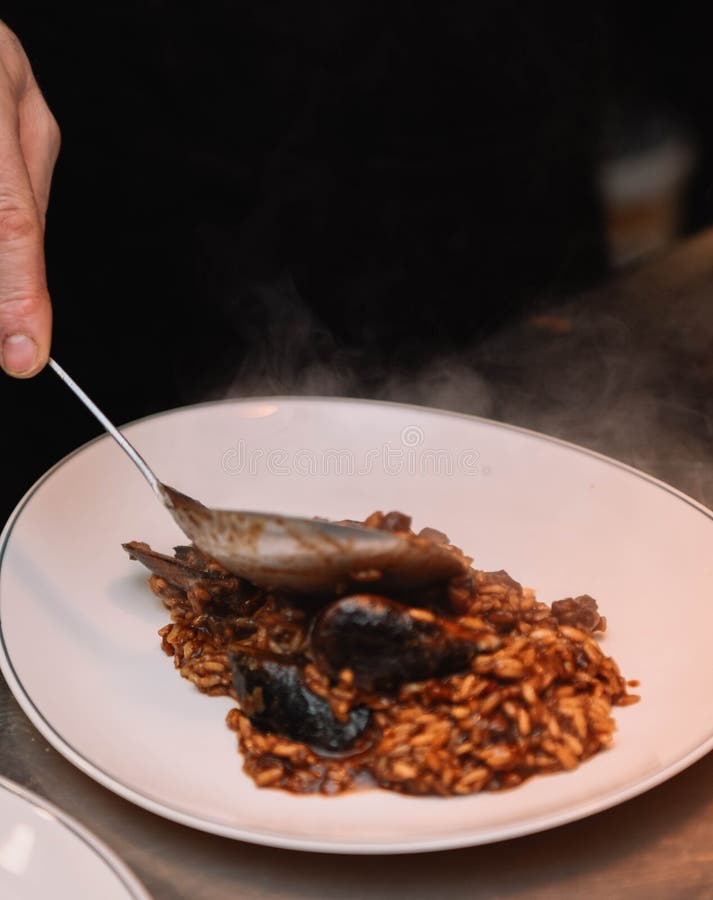 Paelhas clássicas espanholas de arroz e marisco fotografia de stock