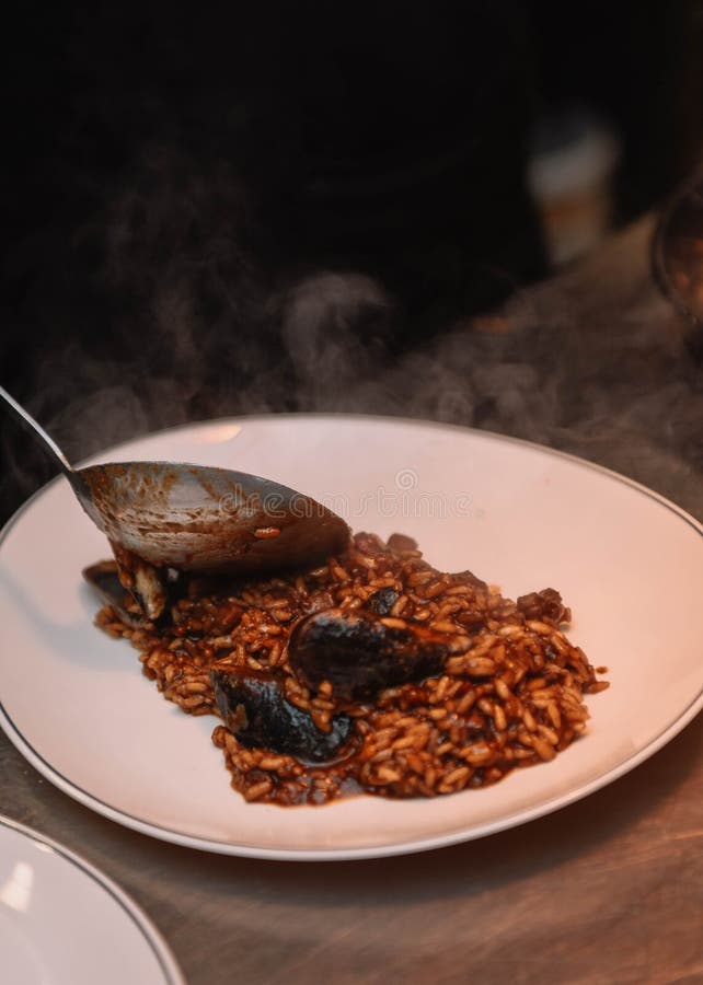 Paelhas clássicas espanholas de arroz e marisco fotos de stock royalty free