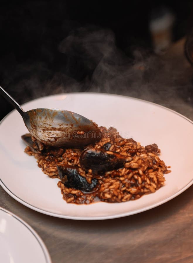 Paelhas clássicas espanholas de arroz e marisco imagem de stock