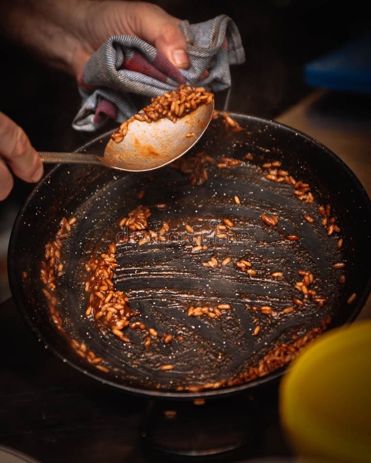 Paelhas clássicas espanholas de arroz e marisco fotografia de stock royalty free