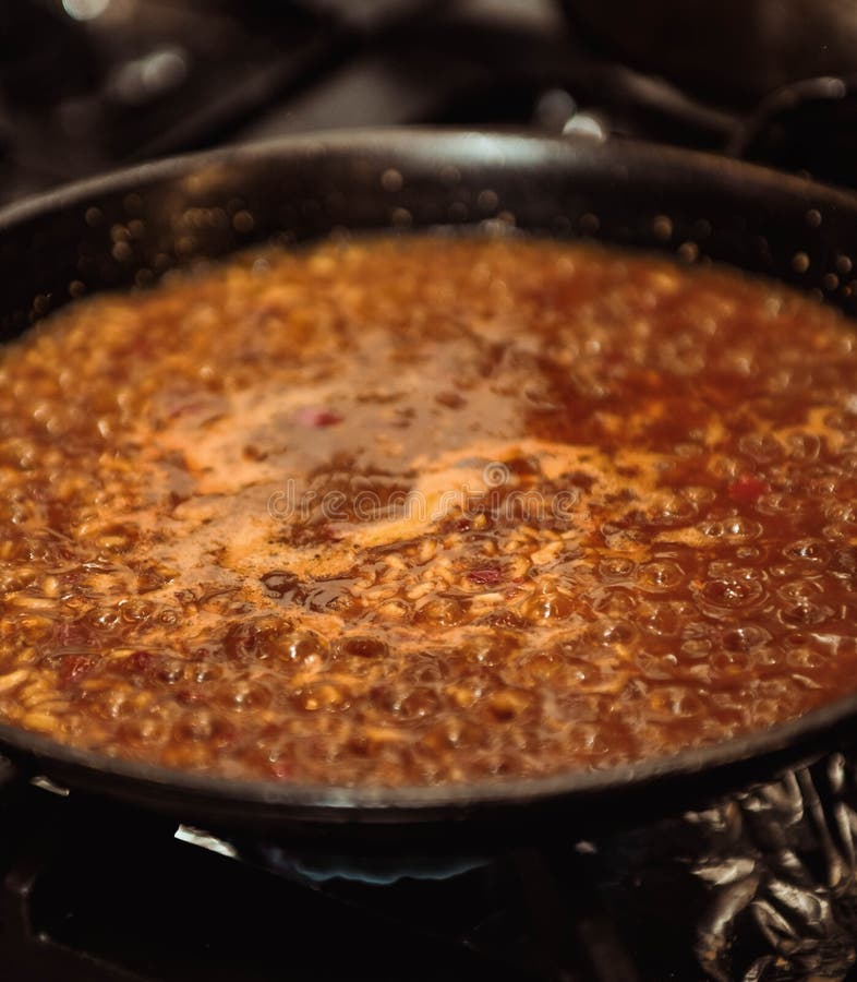 Paelhas clássicas espanholas de arroz e marisco foto de stock royalty free
