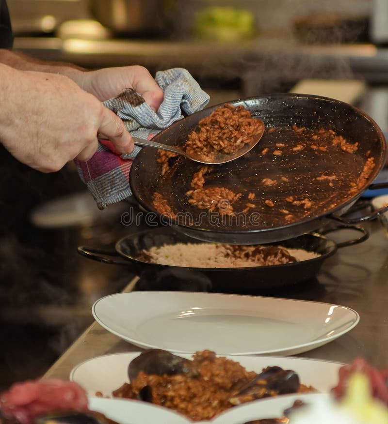 Paelhas clássicas espanholas de arroz e marisco foto de stock