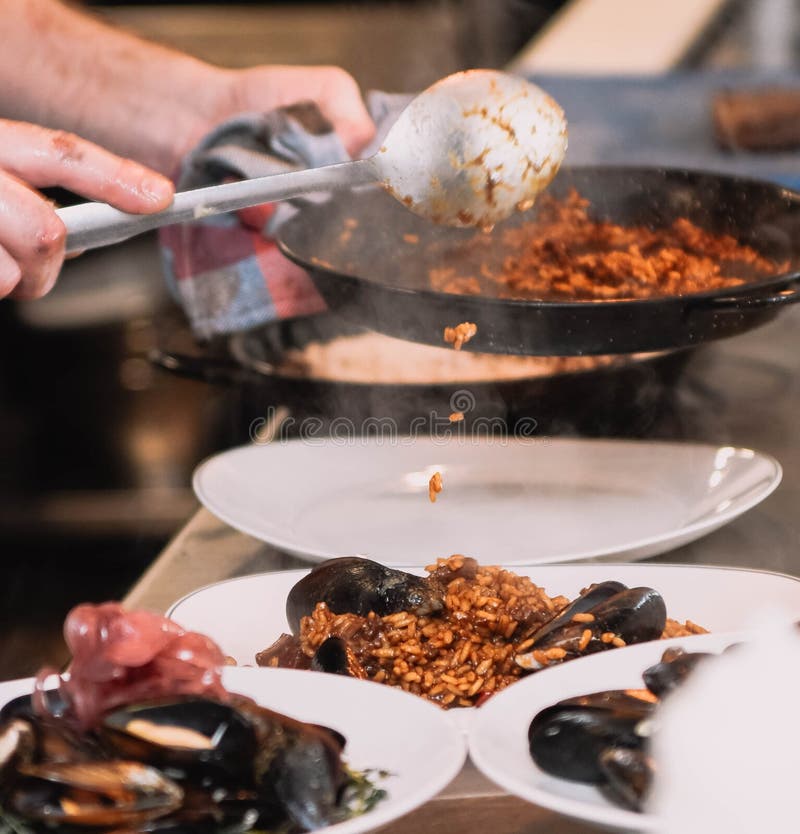 Paelhas clássicas espanholas de arroz e marisco imagem de stock