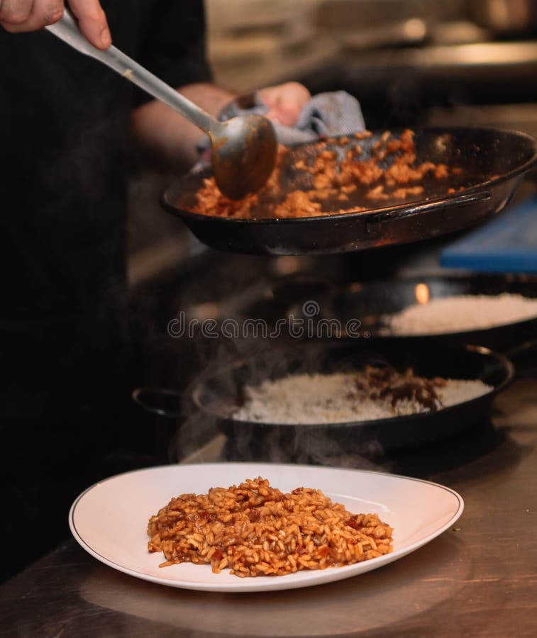Paelhas clássicas espanholas de arroz e marisco fotografia de stock royalty free