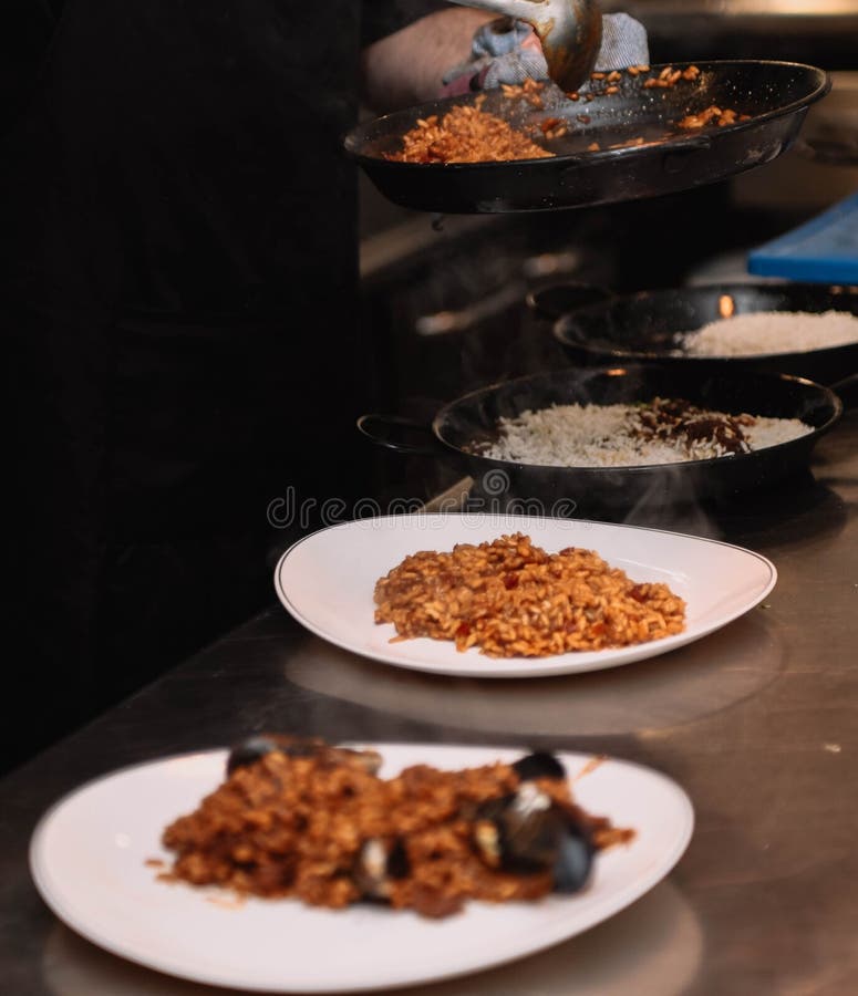 Paelhas clássicas espanholas de arroz e marisco fotos de stock royalty free