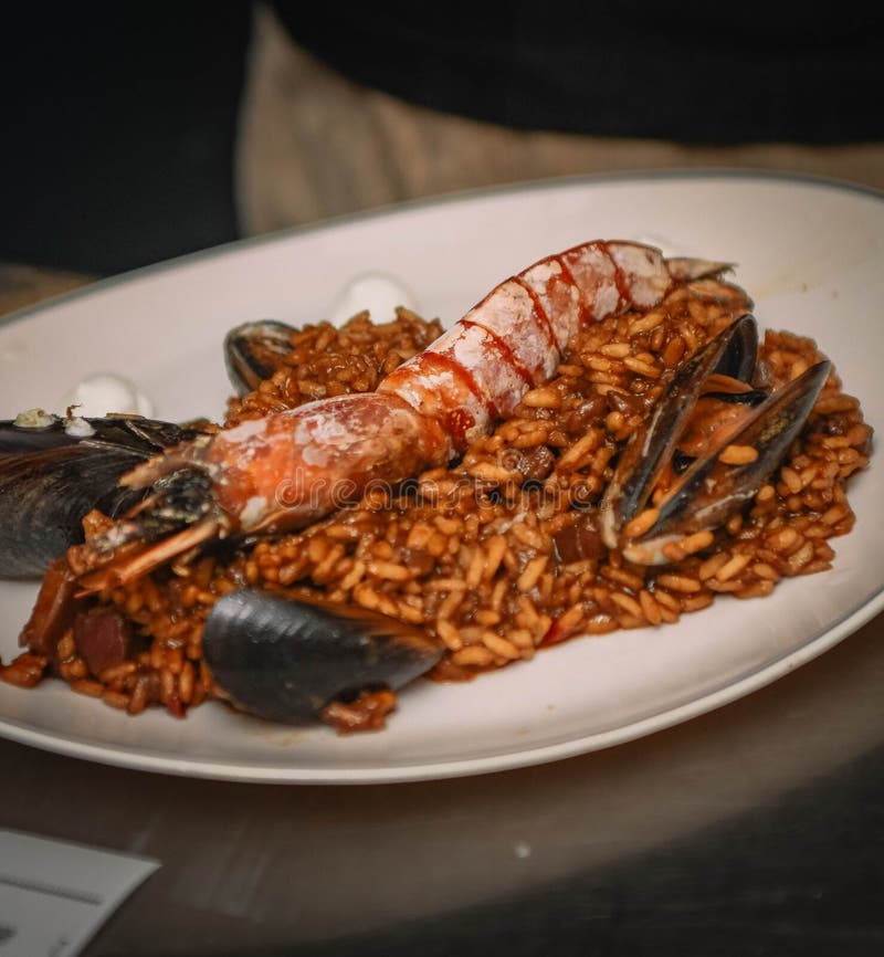 Paelhas clássicas espanholas de arroz e marisco imagem de stock royalty free