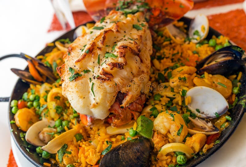 Paella com lagosta foto de stock. Imagem de lagosta, paella 31492504