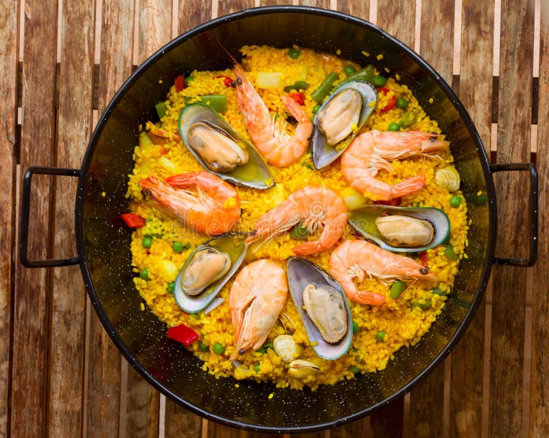 La Paella Tradicional De Los Mariscos Con El Camarón, Los Pescados Y El