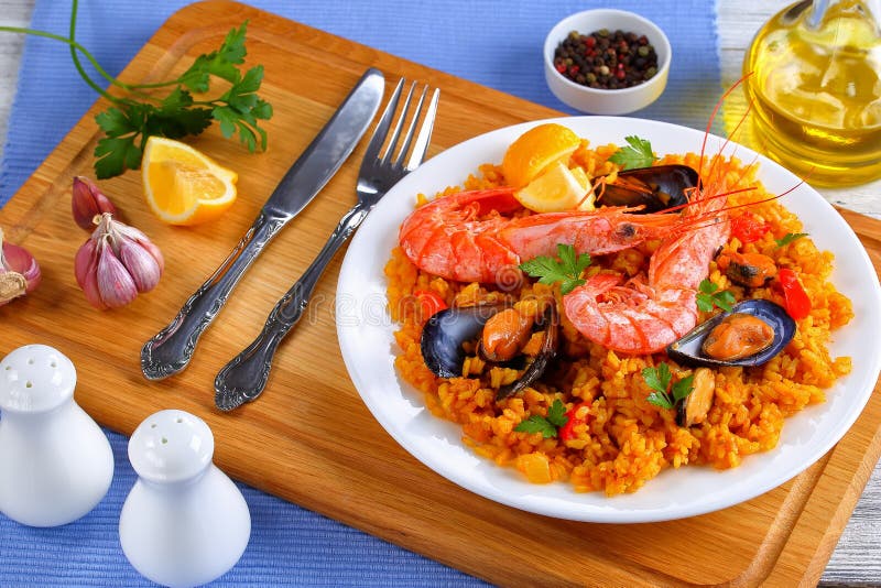 Paella de Valencia de los mariscos en la placa blanca fotografía de archivo Paella de Valencia de los mariscos en la placa blanca fotografía de archivo