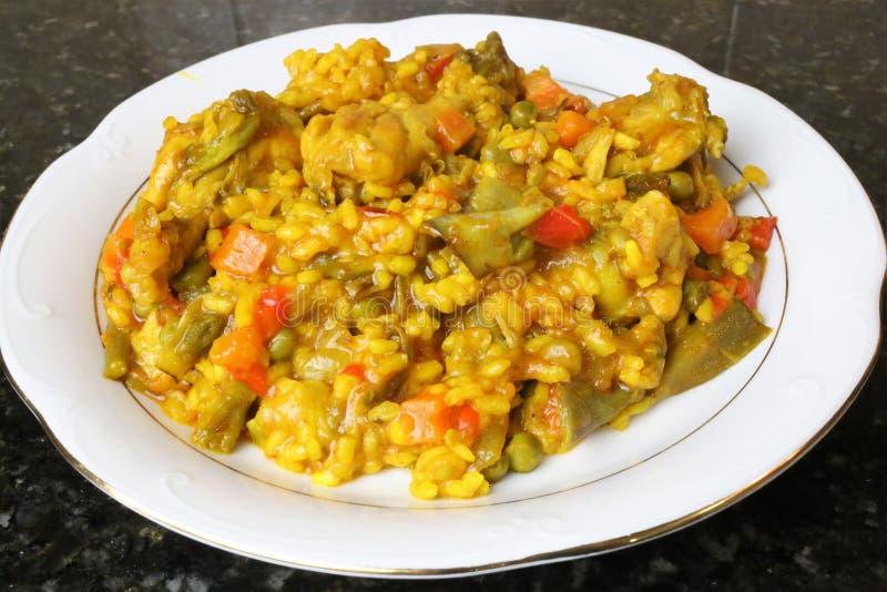 Paella di riso con il pollo e le verdure immagini stock Paella di riso con il pollo e le verdure immagini stock