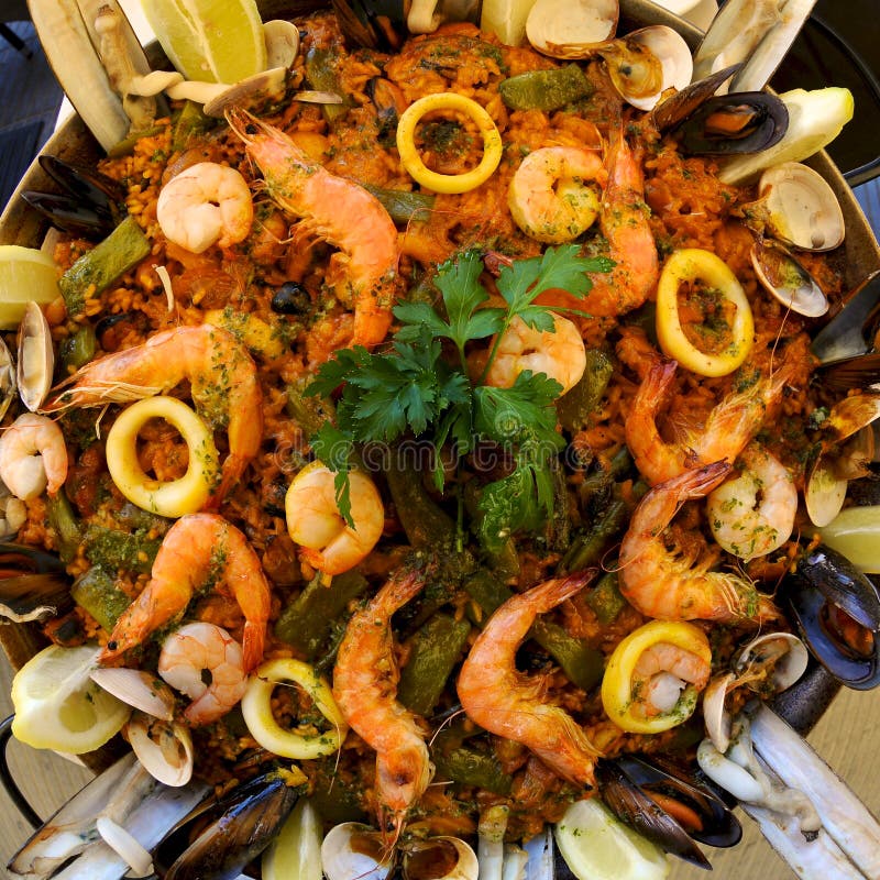 Paella Espagnole De Fruits De Mer Avec Des Moules, Des Crevettes Et Des