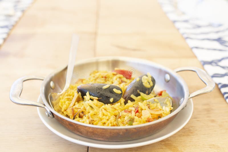 Paella espagnole délicieuse avec des moules et des fruits de mer photographie stock libre de droits Paella espagnole délicieuse avec des moules et des fruits de mer photographie stock libre de droits
