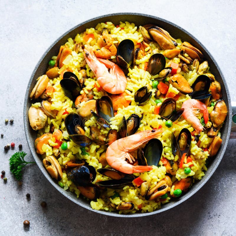 paella-espagnole-traditionnelle-de-fruits-de-mer-en-riz-de-casserole