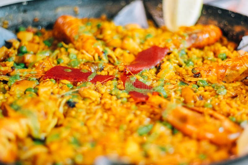 Paella espagnole typique avec des fruits de mer images libres de droits Paella espagnole typique avec des fruits de mer images libres de droits