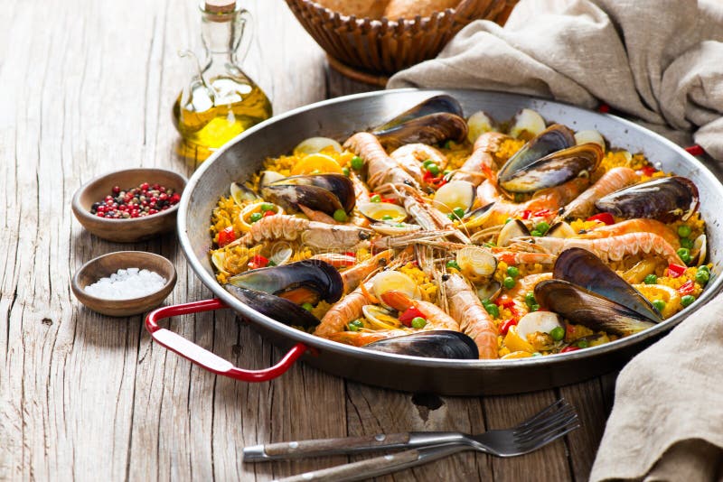 Paella español de los mariscos imagen de archivo libre de regalías Paella español de los mariscos imagen de archivo libre de regalías