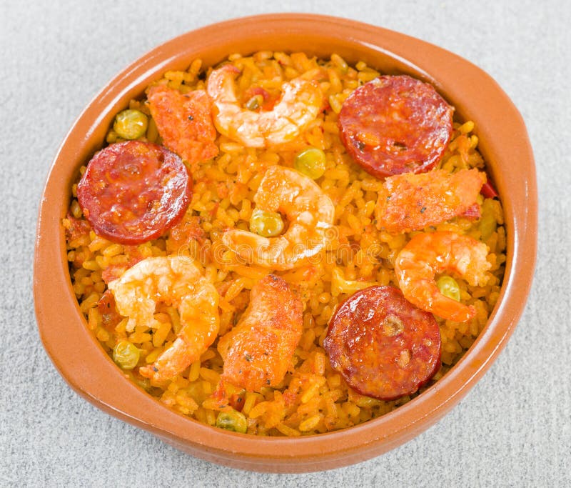 Ración Mixta De Paella Para Una Persona Con Trozos De Pollo Estofados