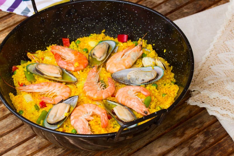 Paella Plat Espagnol Traditionnel Photo stock Image du persil