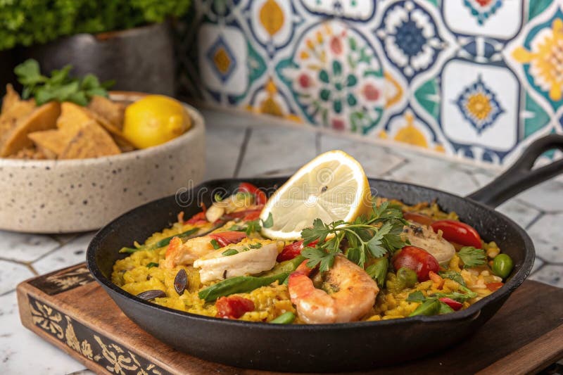 Paella Skillet cu creveți și legume din Marea Mediterană pe fond de plăci rustice royalty free illustration