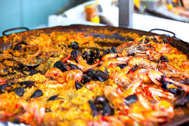 Paella Tradicional Con Los Mariscos En Un Mercado Imagen de archivo