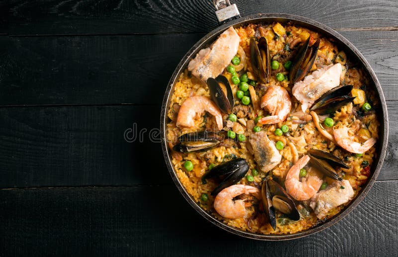 Paella tradizionale dei frutti di mare nella pentola fotografia stock Paella tradizionale dei frutti di mare nella pentola fotografia stock