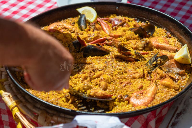 Paella típica de los mariscos en la cacerola de fritada tradicional Ibiza, España imagenes de archivo Paella típica de los mariscos en la cacerola de fritada tradicional Ibiza, España imagenes de archivo