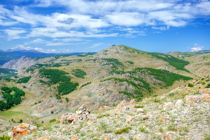 Paesaggi estivi naturali con montagne. Viaggi e escursioni fotografia stock libera da diritti Paesaggi estivi naturali con montagne. Viaggi e escursioni fotografia stock libera da diritti