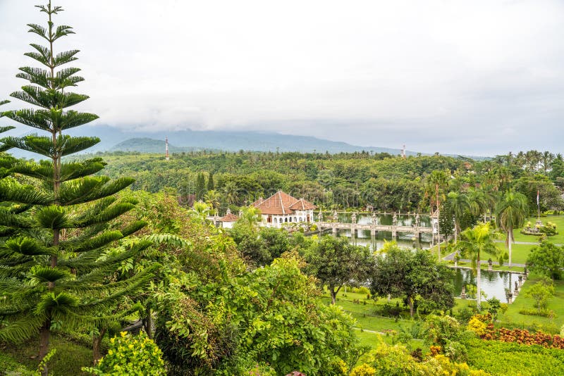 Paesaggio aereo del parco di Ujung del palazzo dell'acqua di Ujung o del parco di Sukasada su Bali, Indonesia fotografia stock libera da diritti Paesaggio aereo del parco di Ujung del palazzo dell'acqua di Ujung o del parco di Sukasada su Bali, Indonesia fotografia stock libera da diritti