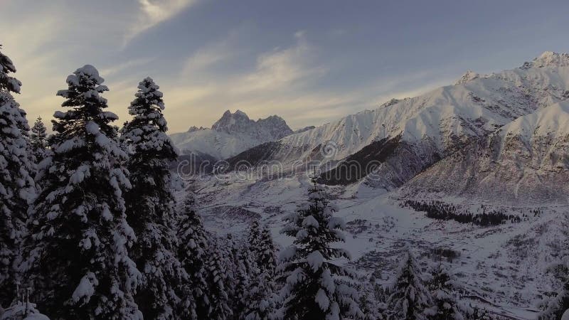 Paesaggio affascinante di inverno del legno glassato, colline nevose, belle montagne