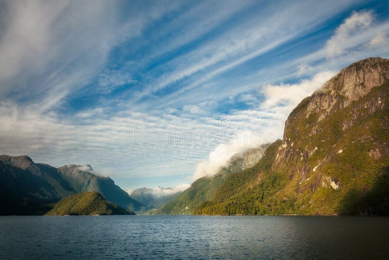 Paesaggio alpino spettacolare nel lago Manapouri fotografie stock Paesaggio alpino spettacolare nel lago Manapouri fotografie stock