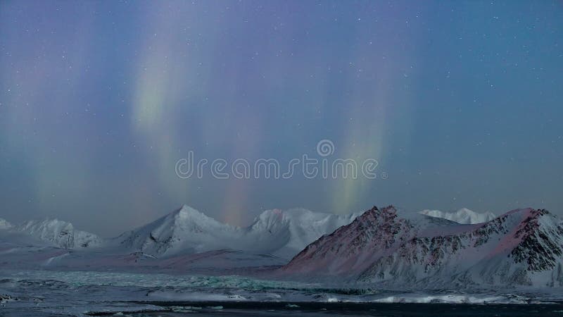 Paesaggio artico con l'aurora boreale - Spitsbergen, le Svalbard della montagna