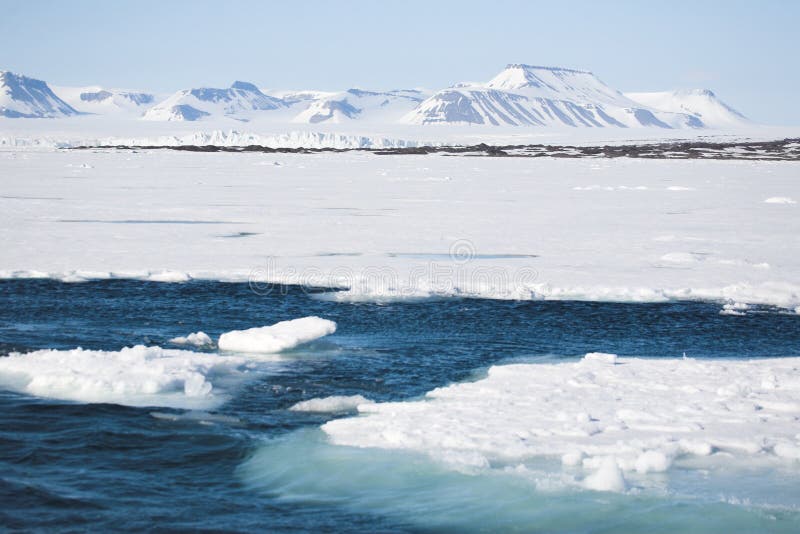 Paesaggio artico di inverno - mare, ghiacciaio, montagne