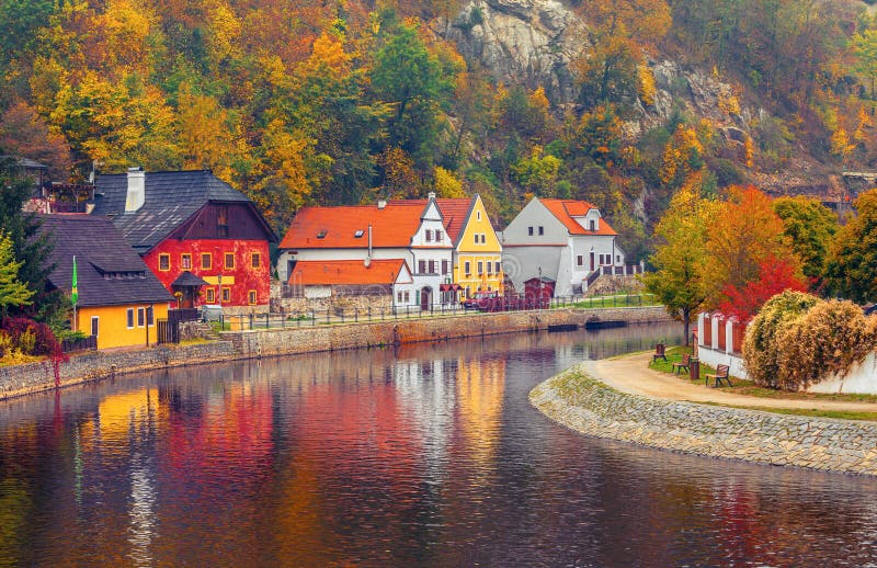 Paesaggio autunnale con la casa colorata sopra il fiume immagini stock libere da diritti Paesaggio autunnale con la casa colorata sopra il fiume immagini stock libere da diritti