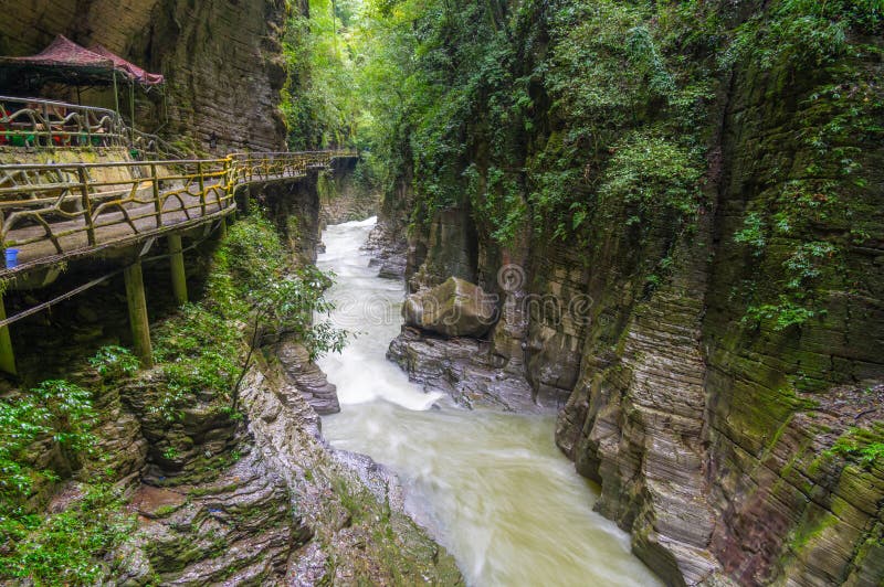 Paesaggio autunnale della dixin valley nella cina dell'hubei. La città è costruita accanto al fiume qing ed è circondata da montagne ricoperte di foreste. la città ha molti alberghi ristoranti e stazioni termali. I ristoranti qui in genere sono per i gusti cinesi, ma c'è un ristorante in stile occidentale chiamato mac home del centro. il cibo in enshi è piccante e comprende molti piatti in pentola caldo, nonché carne di maiale affumicata e salsiccia in stile chirzo, carne speziata di patate fritte e di agnello.