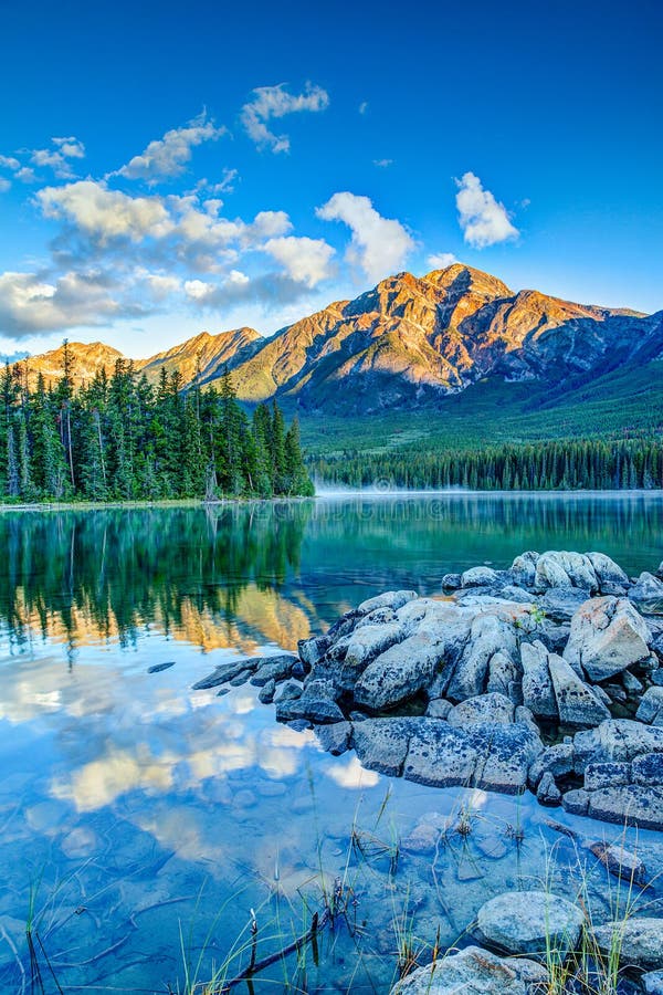 Paesaggio canadese: Alba nel lago pyramid in Jasper National P immagine stock Paesaggio canadese: Alba nel lago pyramid in Jasper National P immagine stock
