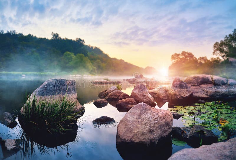 Paesaggio con alba e foschia sopra il fiume fotografie stock Paesaggio con alba e foschia sopra il fiume fotografie stock