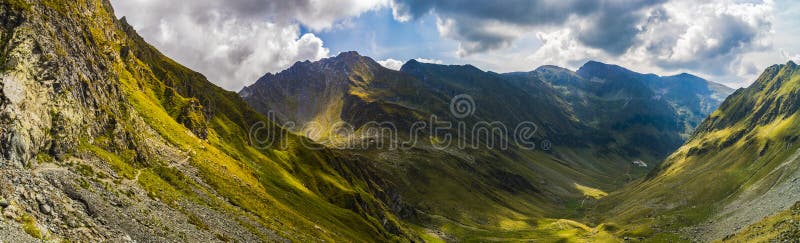 Paesaggio con i picchi di montagna rocciosa immagine stock libera da diritti