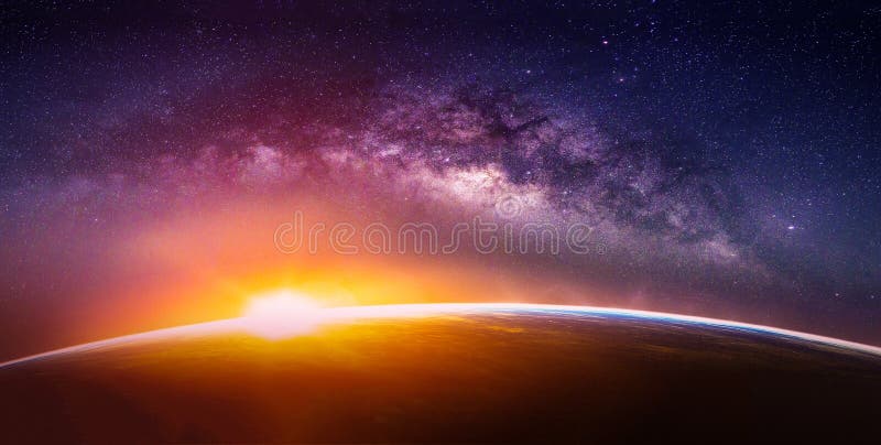 Paesaggio con la galassia della Via Lattea Vista della terra e di alba da spazio con la galassia della Via Lattea Elementi di que fotografie stock