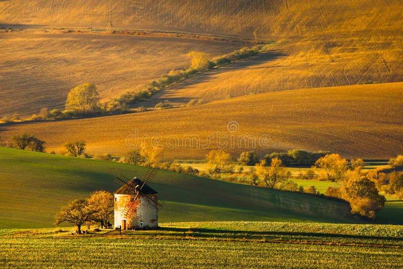 Paesaggio con le colline delle onde, campi di autunno con il mulino Morav del sud immagini stock Paesaggio con le colline delle onde, campi di autunno con il mulino Morav del sud immagini stock