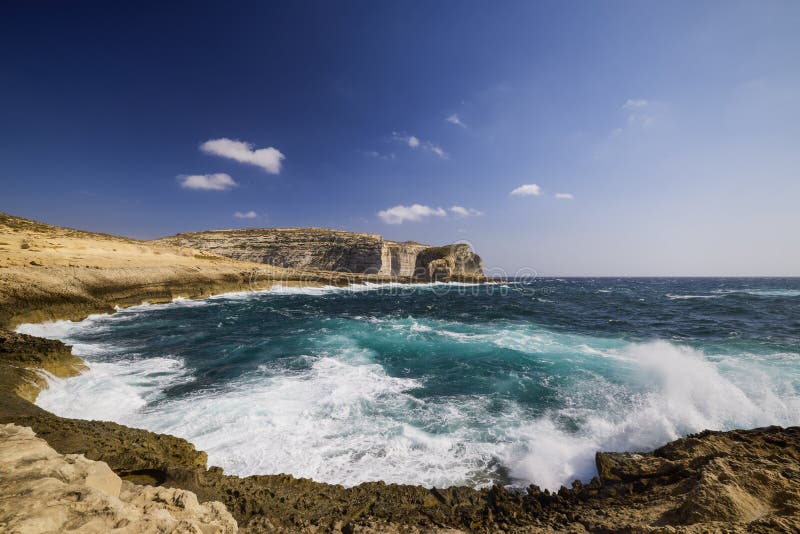 Paesaggio con una costa di mare roccioso immagine stock