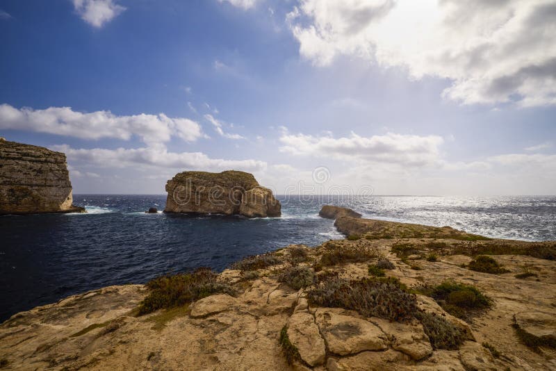 Paesaggio con una costa di mare roccioso immagini stock libere da diritti