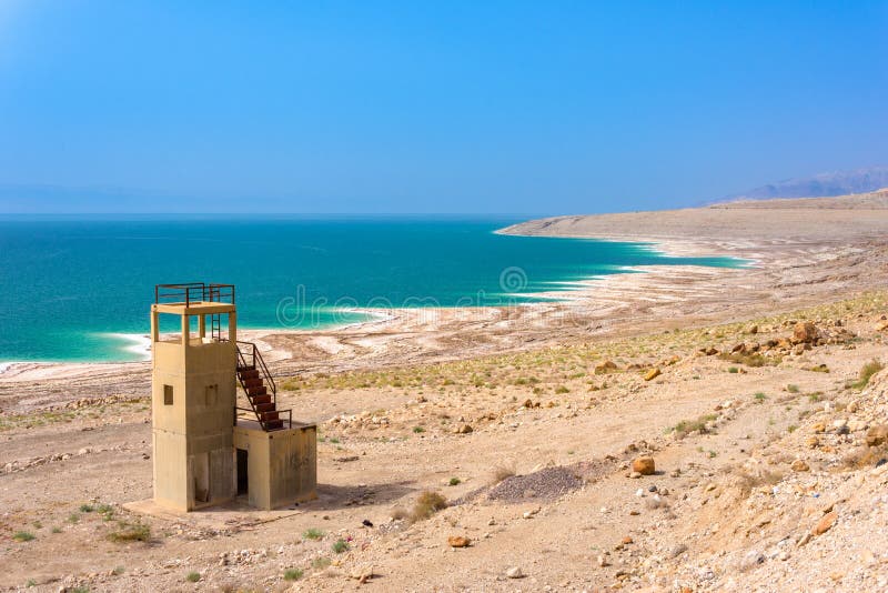 Paesaggio del deserto della linea costiera del mar Morto con sale bianco, Giordania, Israele fotografia stock Paesaggio del deserto della linea costiera del mar Morto con sale bianco, Giordania, Israele fotografia stock