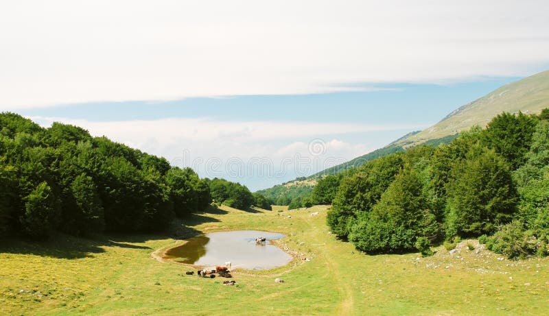 Paesaggio del paese in montagne di Monte Baldo fotografia stock libera da diritti Paesaggio del paese in montagne di Monte Baldo fotografia stock libera da diritti