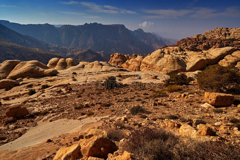 Paesaggio del tramonto giordano. montagna rocciosa con serata arancione a dana biosfera riserva jorda. viaggiare in arabia. pietre fotografie stock